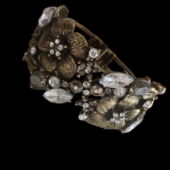 Elegant Antiqued Gold & Rhinestone Floral Clasp Bracelet Women’s Jewelry - Picture 6 of 11